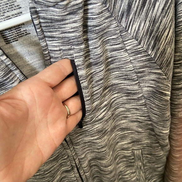 Women’s athletic zip up hoodie size M 8/10. Used in excellent con… - Picture 3 of 3